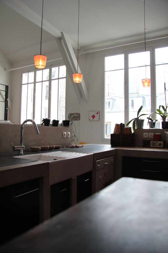 Источник вдохновения для домашнего уюта: кухня в стиле неоклассика (современная классика) с одинарной мойкой, фартуком из терракотовой плитки и бетонным полом