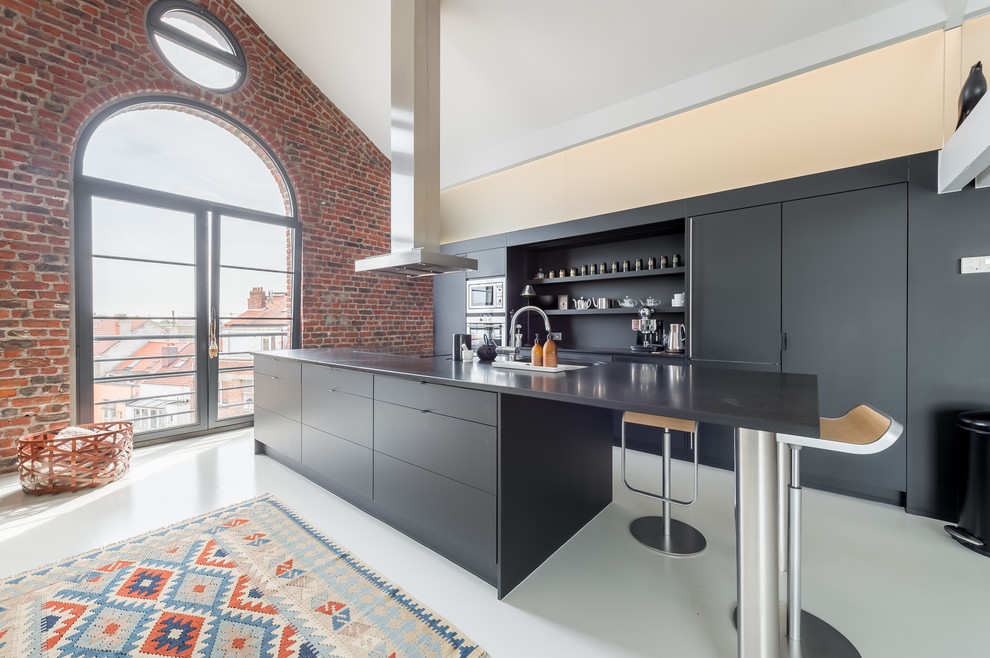 Стильный дизайн: параллельная кухня-гостиная в современном стиле с плоскими фасадами, черными фасадами, черным фартуком, техникой из нержавеющей стали и островом - последний тренд