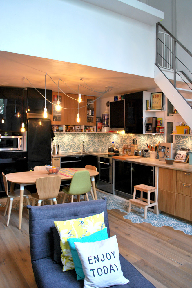 Foto di una cucina scandinava di medie dimensioni con lavello sottopiano, ante in legno chiaro, top piastrellato, paraspruzzi con piastrelle di cemento, elettrodomestici in acciaio inossidabile, pavimento in cementine, nessuna isola e pavimento blu
