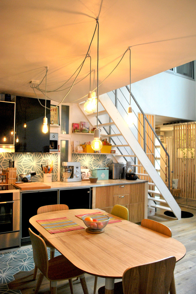 Ejemplo de cocinas en L nórdica de tamaño medio abierta sin isla con puertas de armario de madera clara, encimera de azulejos y salpicadero de azulejos de cemento