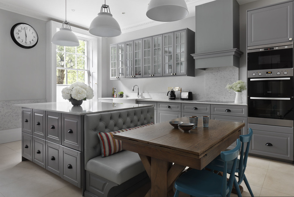 На фото: большая параллельная кухня-гостиная в викторианском стиле с серыми фасадами, мраморной столешницей, белым фартуком и островом с