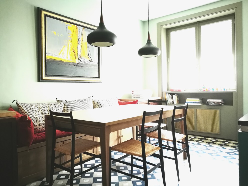 Cette photo montre une grande salle à manger ouverte sur le salon moderne avec un sol en carrelage de céramique.