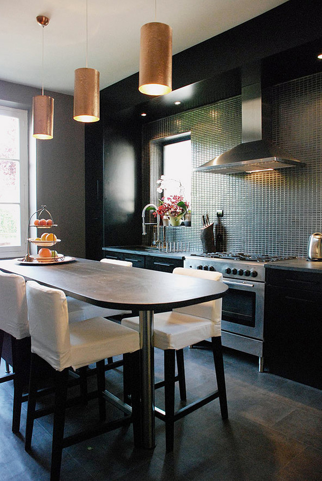 Einzeilige, Mittelgroße Moderne Wohnküche mit schwarzen Schränken, Küchenrückwand in Grün und Kücheninsel in Paris