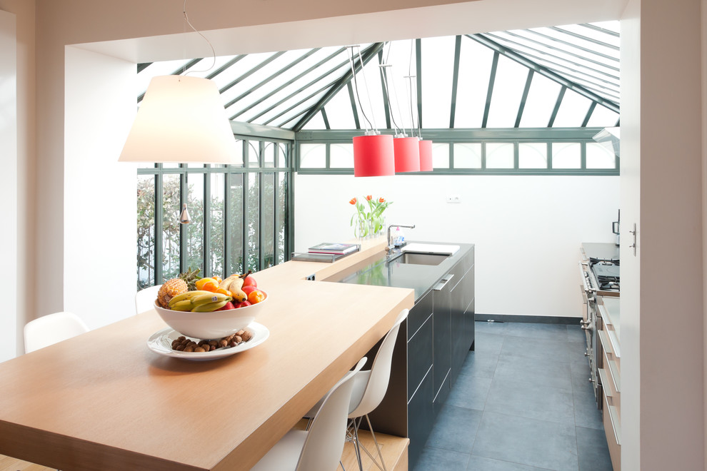 Foto di una cucina minimal di medie dimensioni con lavello sottopiano, ante lisce e ante nere