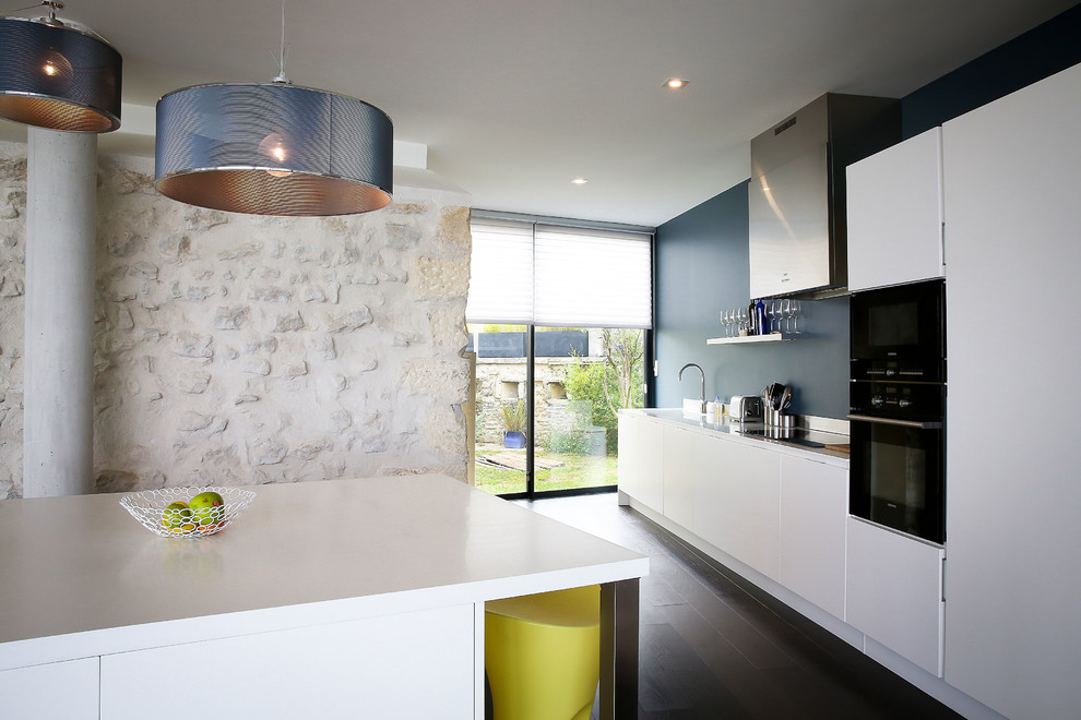 Contemporary kitchen in Nantes.