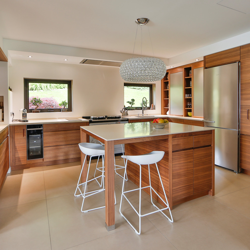Mittelgroße Moderne Wohnküche in U-Form mit hellbraunen Holzschränken und Kücheninsel in Lyon