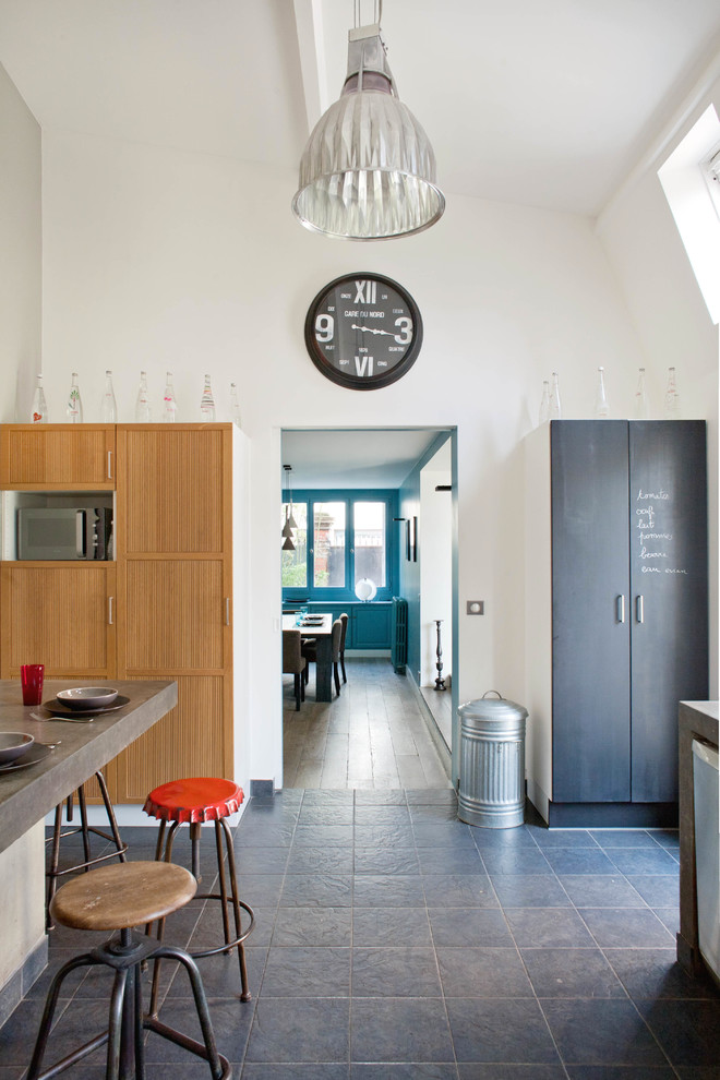 Exemple d'une cuisine ouverte grise et blanche tendance en bois clair avec un sol gris et un plan de travail gris.