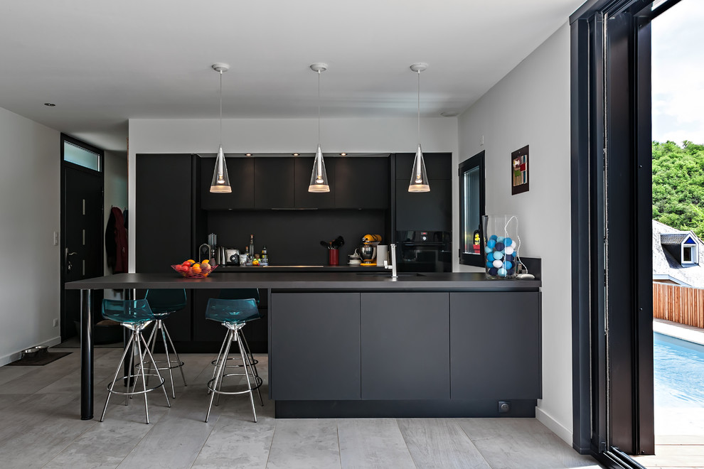 Zweizeilige, Große Moderne Wohnküche mit schwarzen Schränken in Toulouse