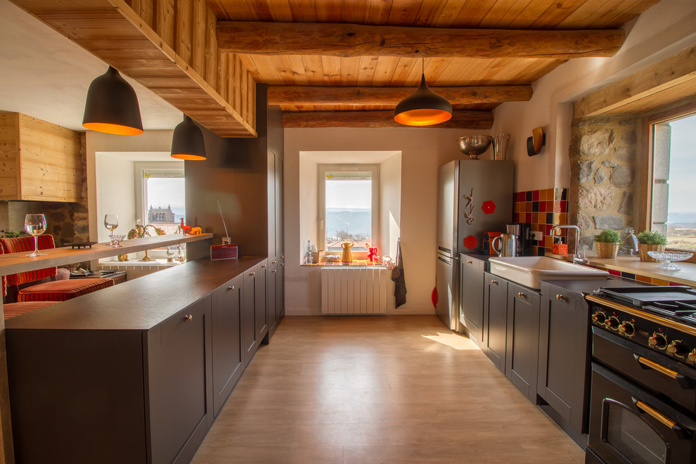 На фото: параллельная кухня-гостиная среднего размера в стиле ретро с серыми фасадами и столешницей из плитки с