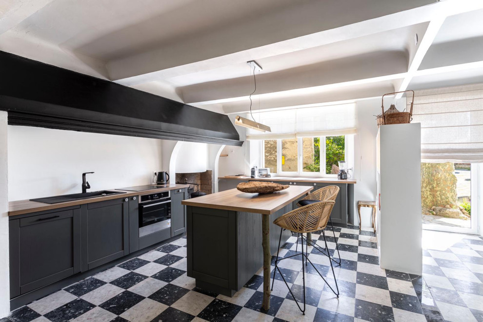 Идея дизайна: прямая кухня-гостиная среднего размера в стиле фьюжн с серыми фасадами, белым фартуком, полом из терраццо, островом, разноцветным полом и коричневой столешницей