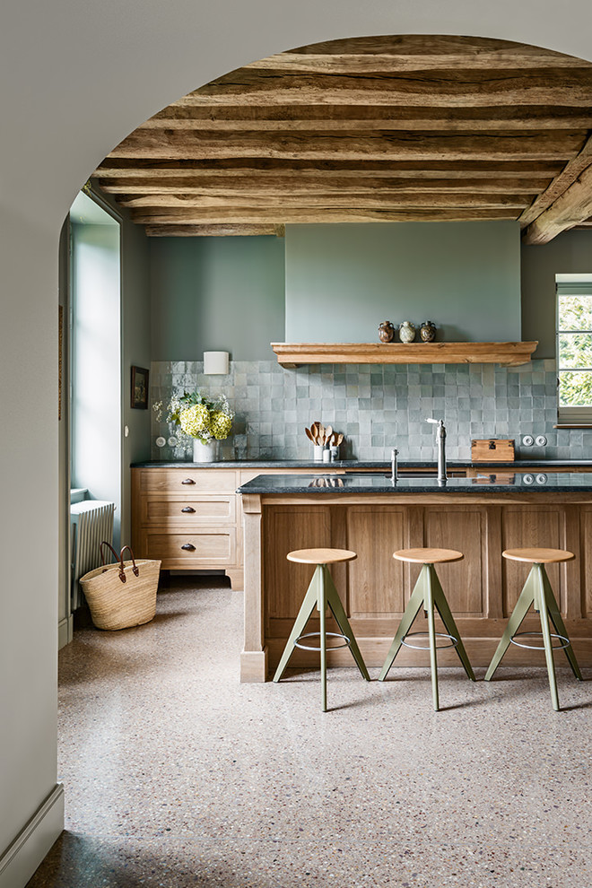 Foto di un cucina con isola centrale country con lavello stile country, ante in stile shaker, ante in legno chiaro e paraspruzzi verde