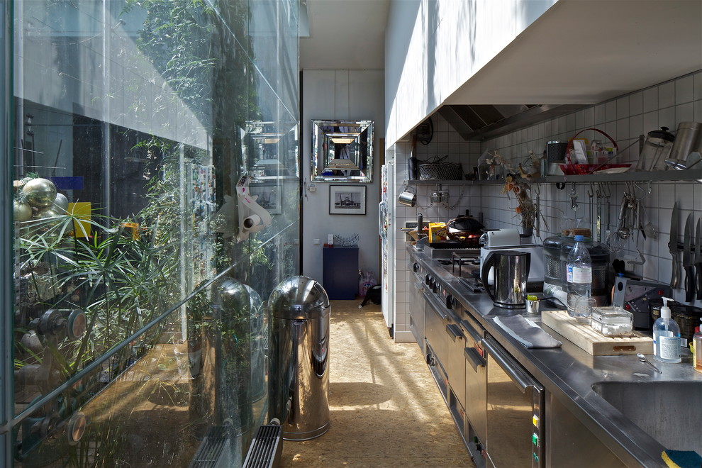 This is an example of a contemporary kitchen in Toulouse.