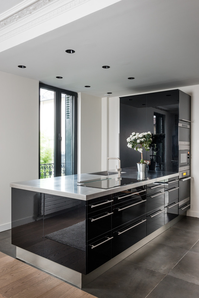 Photo of a medium sized contemporary single-wall kitchen/diner in Paris with concrete flooring, grey floors, a submerged sink, beaded cabinets, integrated appliances, an island and grey worktops.