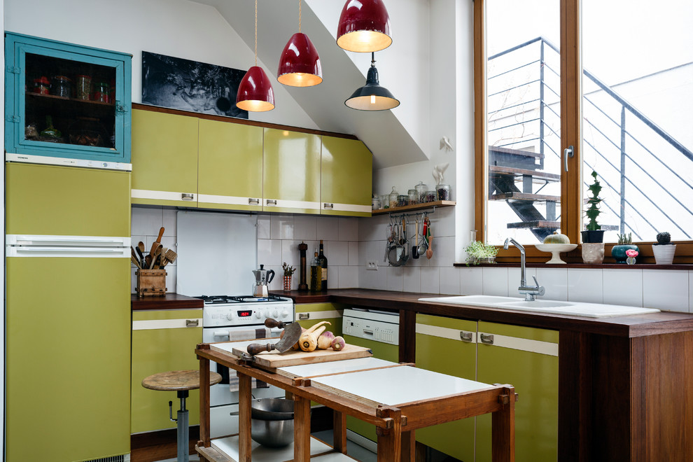 Свежая идея для дизайна: угловая, отдельная кухня среднего размера в стиле фьюжн с накладной мойкой, плоскими фасадами, зелеными фасадами, белым фартуком, белой техникой и островом - отличное фото интерьера