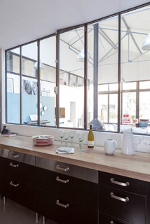 Photo of a beige kitchen with dark worktop on Craiyon