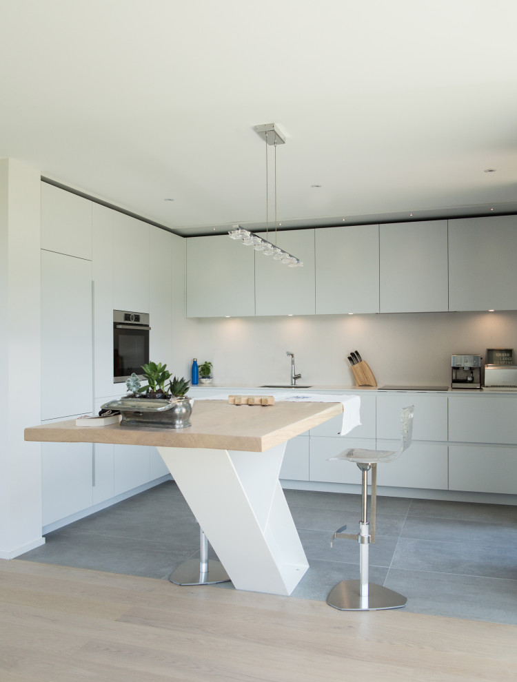 Photo of a modern kitchen in Toulouse.