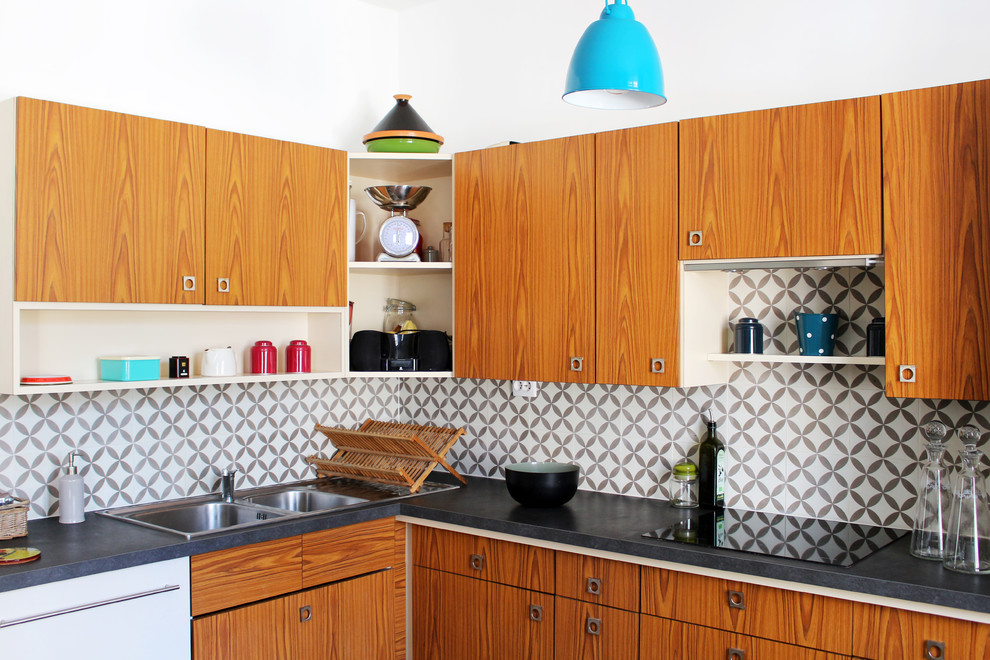 Cette image montre une cuisine avec un évier 2 bacs et une crédence en carreau de ciment.
