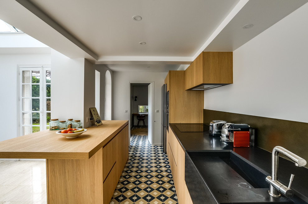 Photo of a large contemporary kitchen in Paris.