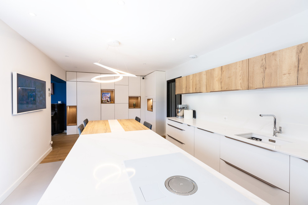 Свежая идея для дизайна: кухня среднего размера в современном стиле - отличное фото интерьера