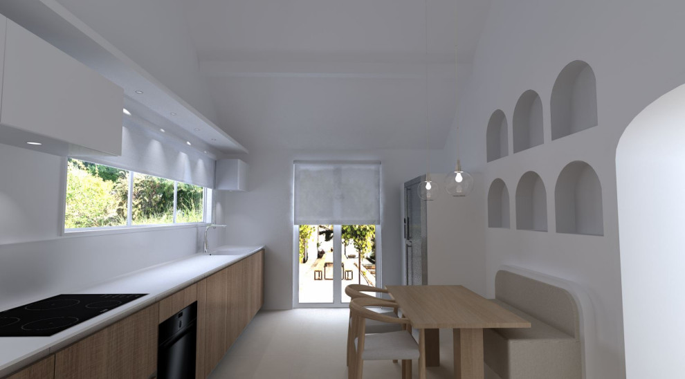 Bild på ett stort medelhavsstil vit vitt l-kök, med en integrerad diskho, skåp i ljust trä, bänkskiva i kvartsit, vitt stänkskydd, integrerade vitvaror, klinkergolv i keramik och beiget golv