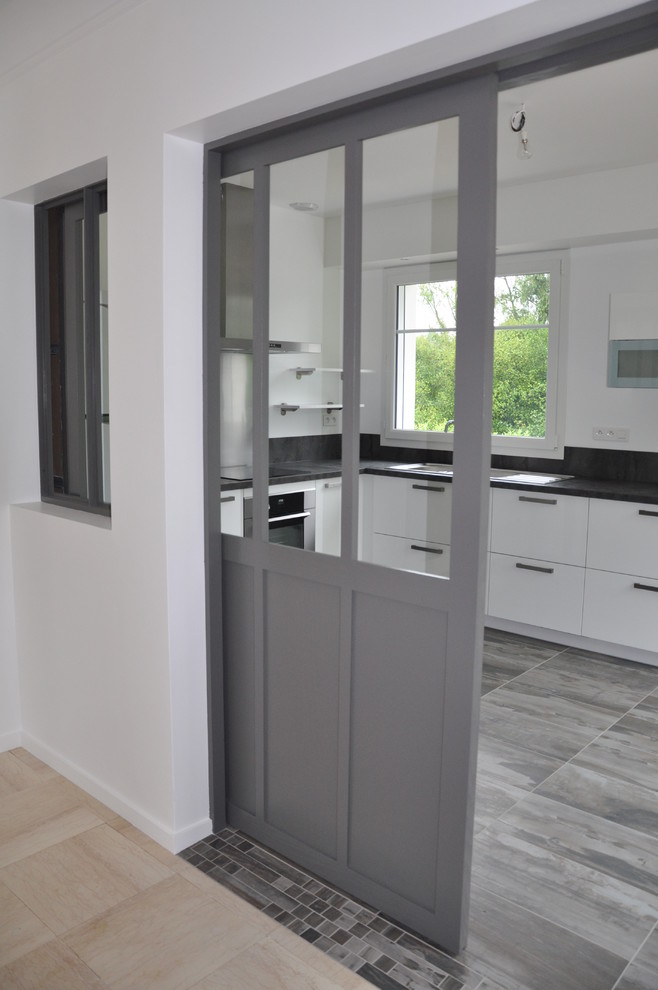 Example of a trendy kitchen design in Nantes