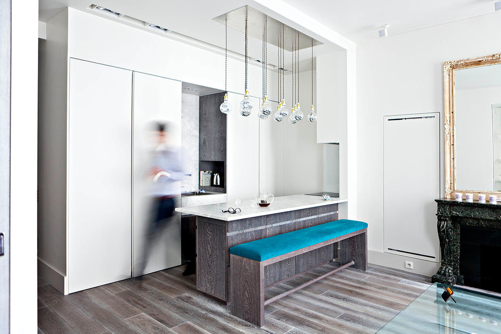 Esempio di una cucina classica di medie dimensioni con lavello sottopiano, ante a filo, ante bianche, top in marmo, paraspruzzi in lastra di pietra e pavimento in legno massello medio