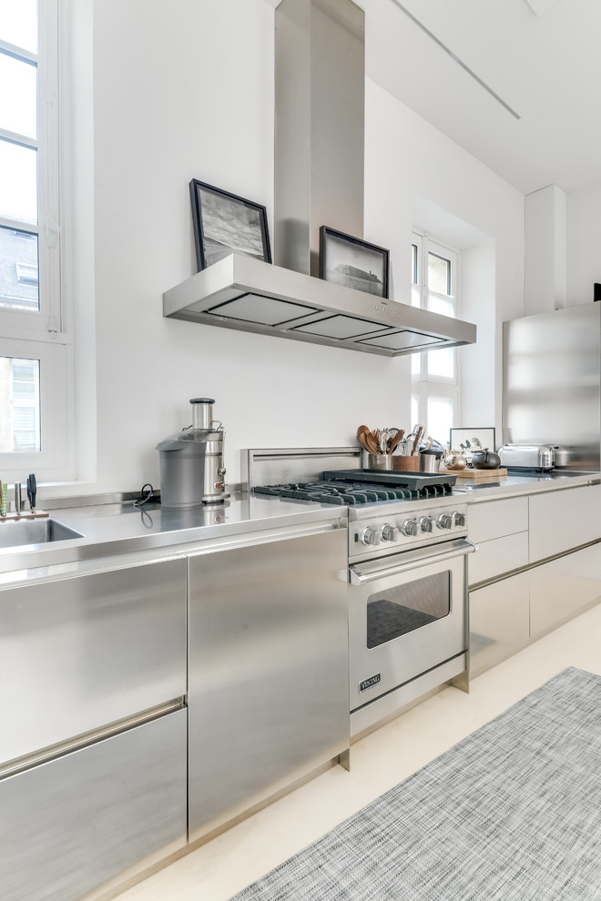 Idéer för ett modernt kök, med en undermonterad diskho, skåp i rostfritt stål, bänkskiva i rostfritt stål och rostfria vitvaror