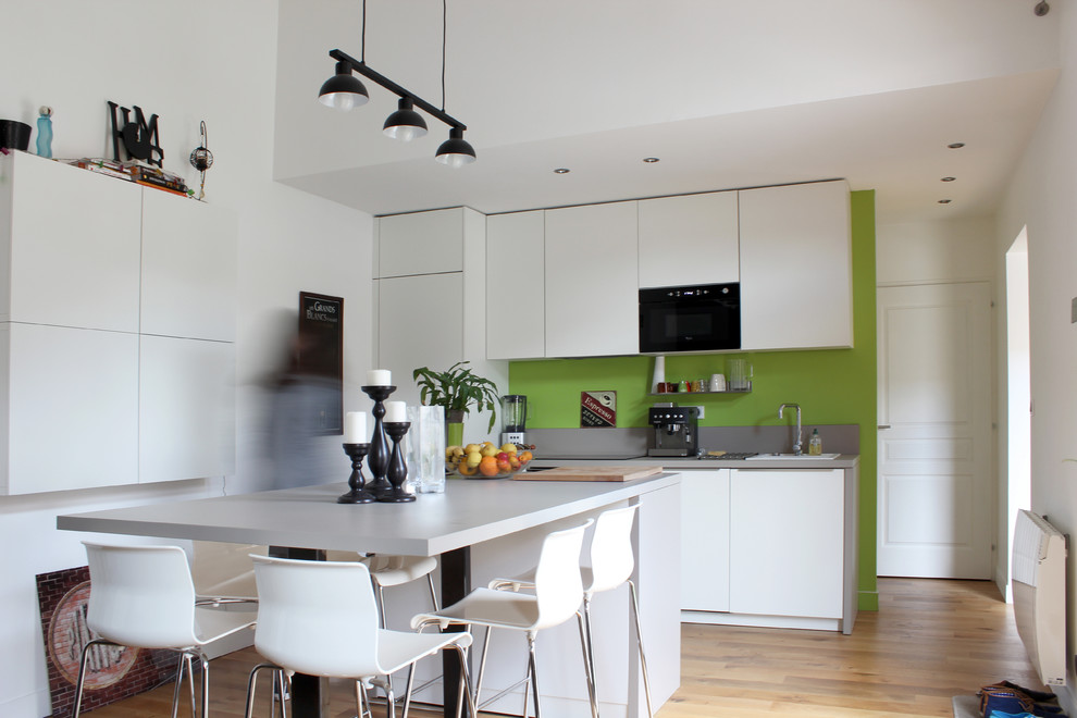 Источник вдохновения для домашнего уюта: большая прямая кухня в современном стиле с обеденным столом, белыми фасадами, светлым паркетным полом и островом