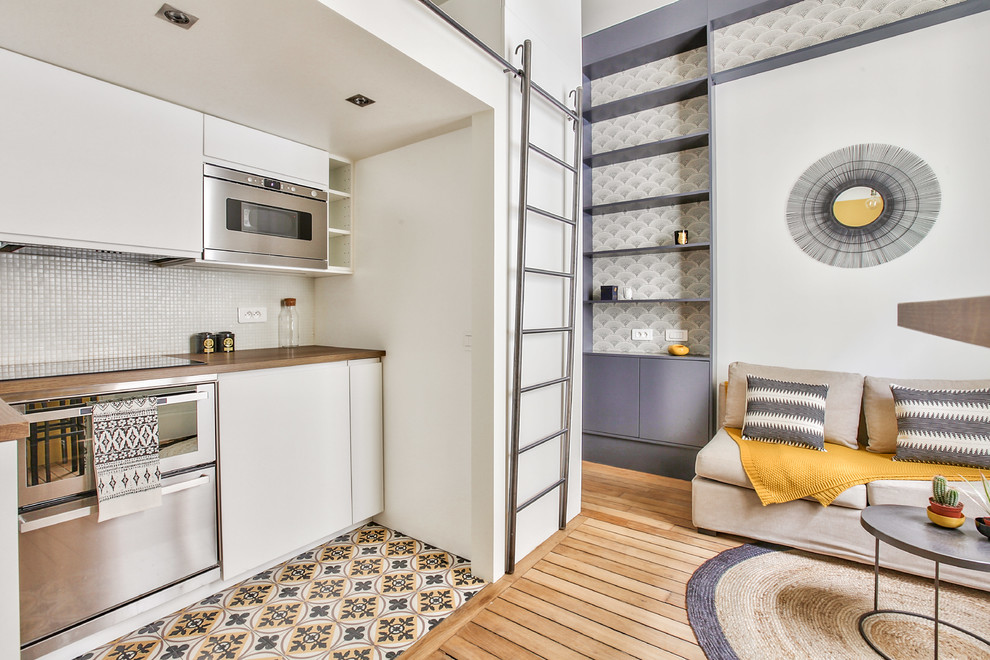Свежая идея для дизайна: кухня среднего размера в стиле лофт с паркетным полом среднего тона и коричневым полом - отличное фото интерьера