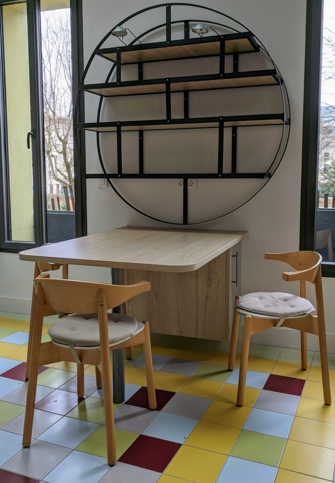 Свежая идея для дизайна: прямая кухня среднего размера в стиле лофт с обеденным столом и плоскими фасадами без острова - отличное фото интерьера