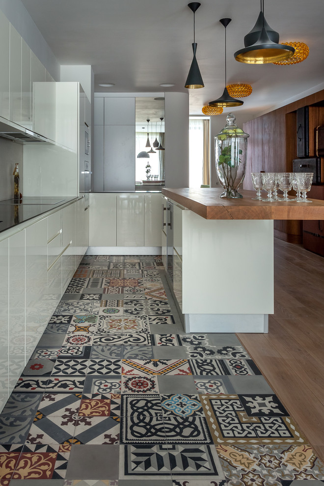 Idee per una cucina design di medie dimensioni con ante lisce, top in legno, ante beige e parquet e piastrelle