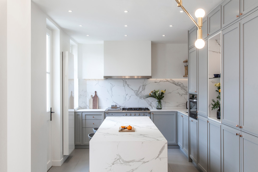 Foto på ett mellanstort funkis vit kök, med grå skåp, vitt stänkskydd, en köksö, grått golv, en undermonterad diskho, skåp i shakerstil, marmorbänkskiva, stänkskydd i marmor, integrerade vitvaror och klinkergolv i keramik