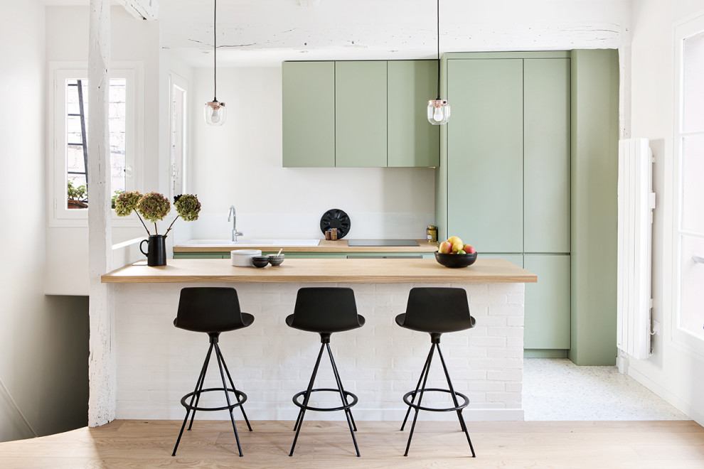 Пример оригинального дизайна: параллельная кухня в современном стиле с накладной мойкой, плоскими фасадами, зелеными фасадами, деревянной столешницей, полуостровом, белым полом, бежевой столешницей и обоями на стенах