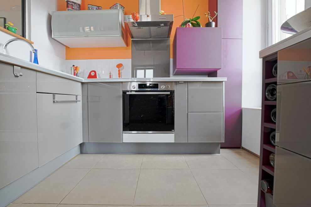 Esempio di una cucina minimal di medie dimensioni con ante a filo, ante viola, paraspruzzi con piastrelle di vetro, elettrodomestici da incasso e penisola