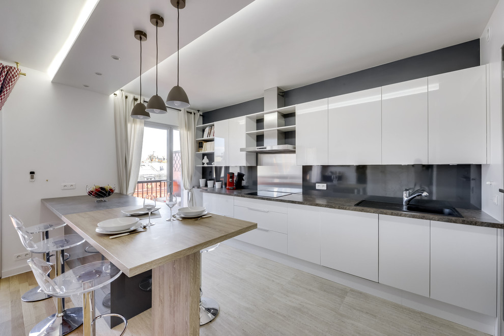 Foto på ett funkis beige linjärt kök, med en nedsänkt diskho, släta luckor, vita skåp, stänkskydd med metallisk yta, en halv köksö och beiget golv