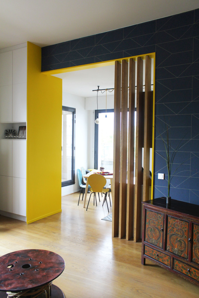 Offene, Einzeilige, Kleine Moderne Küche ohne Insel mit hellem Holzboden in Paris
