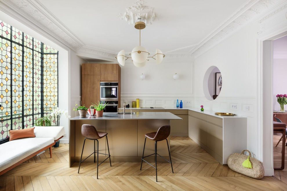 На фото: угловая кухня-гостиная среднего размера в современном стиле с островом с