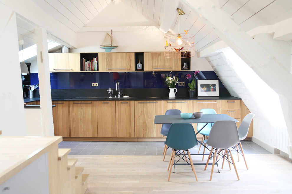Идея дизайна: угловая кухня среднего размера в современном стиле с обеденным столом и синим фартуком