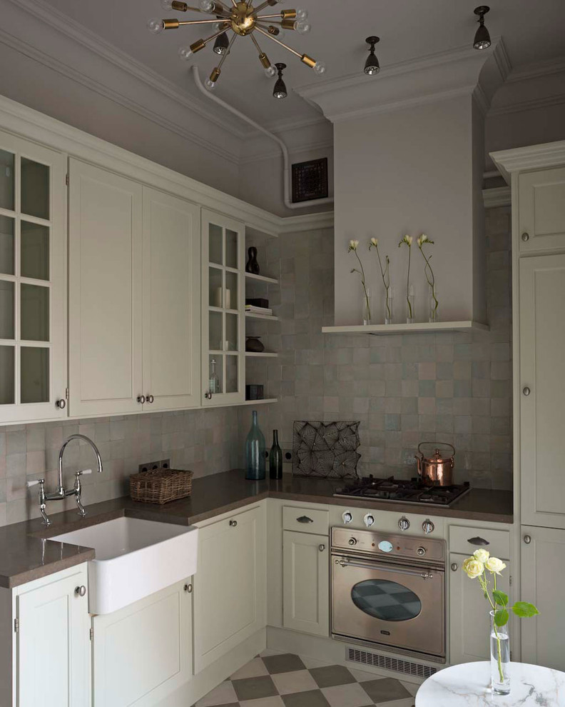 На фото: кухня в стиле неоклассика (современная классика) с серым фартуком