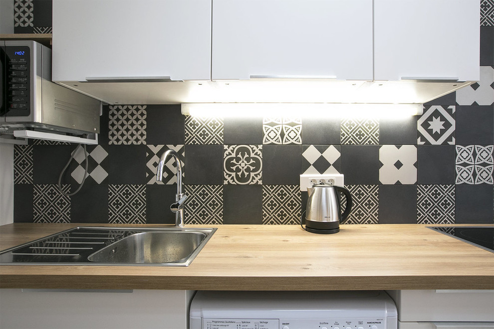 Einzeilige, Kleine Moderne Küche mit Arbeitsplatte aus Holz und beiger Arbeitsplatte in Paris