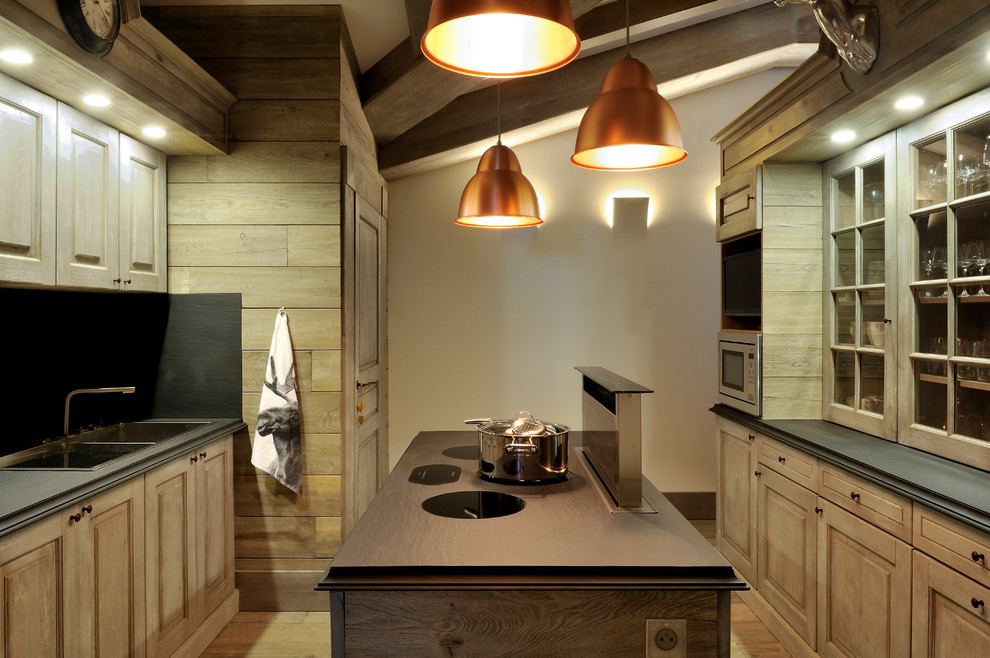 Esempio di una cucina rustica chiusa e di medie dimensioni con lavello a doppia vasca, ante con riquadro incassato, ante in legno scuro, paraspruzzi nero e pavimento in legno massello medio