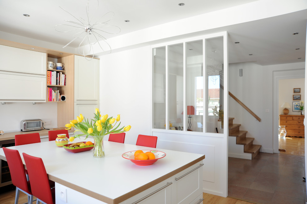 Example of a trendy kitchen design in Lyon