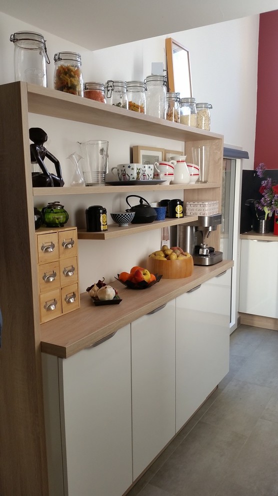 Moderne Wohnküche in L-Form mit Laminat-Arbeitsplatte, Küchengeräten aus Edelstahl und beigem Boden in Rennes