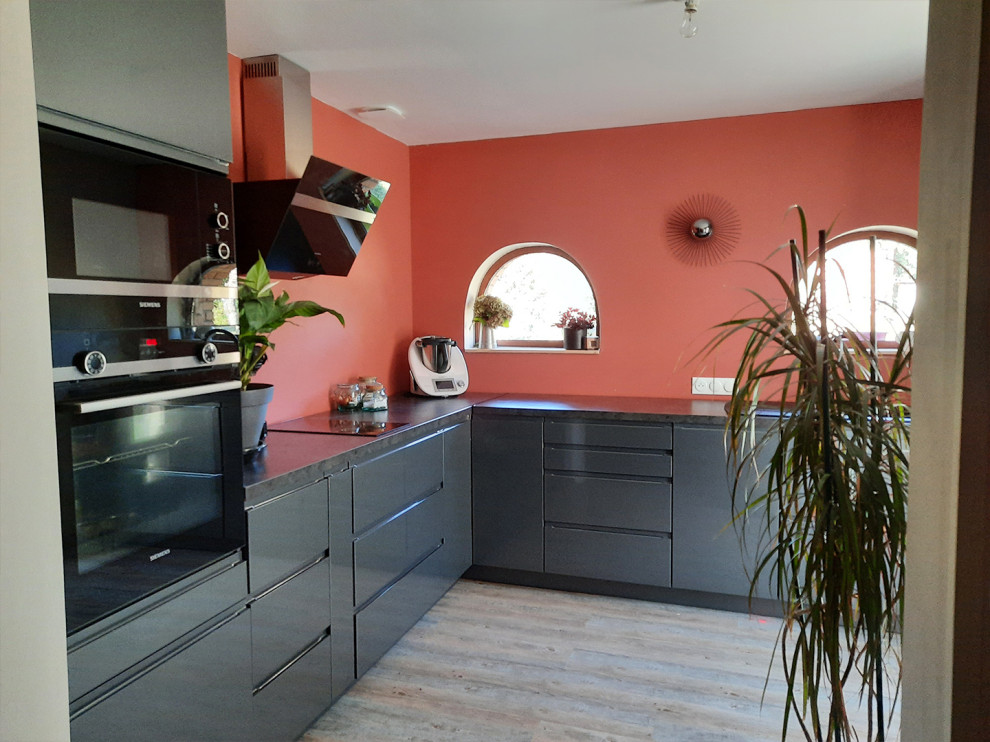 Foto di una cucina design di medie dimensioni con lavello a doppia vasca, top in laminato, pavimento in linoleum, pavimento marrone, top grigio, ante a filo, ante grigie e elettrodomestici neri