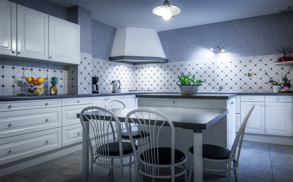Inspiration for a classic kitchen in Montpellier.