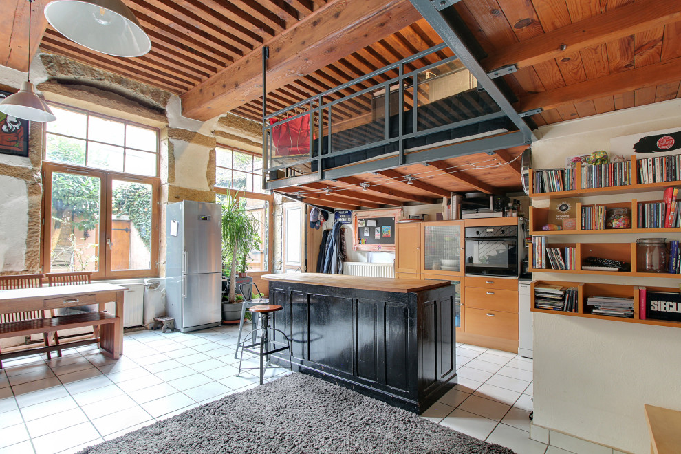 Cette image montre une cuisine ouverte urbaine en L et bois brun avec un placard à porte plane, un plan de travail en bois, un électroménager noir, îlot, un sol blanc, un plan de travail marron et un plafond en bois.