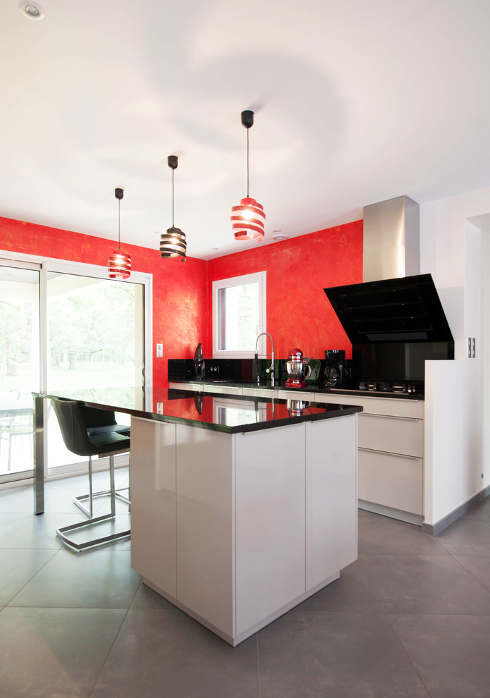 Esempio di una cucina moderna di medie dimensioni con ante bianche, paraspruzzi nero, elettrodomestici neri e pavimento con piastrelle in ceramica
