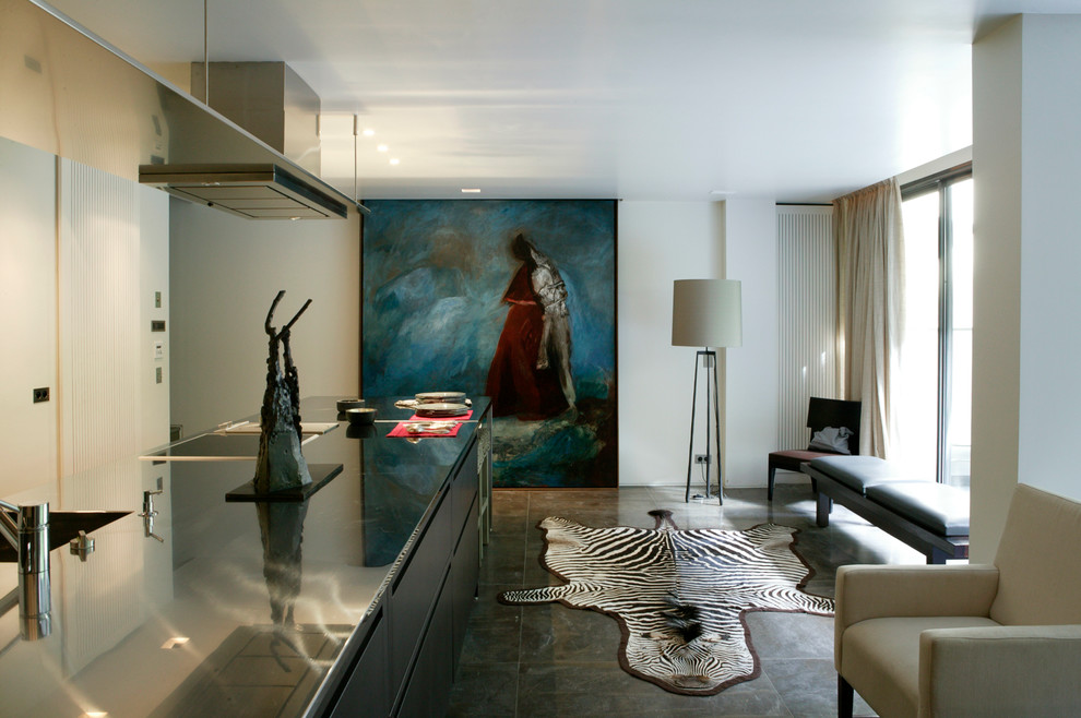 Cette image montre une grande cuisine ouverte linéaire design avec des portes de placard noires et îlot.