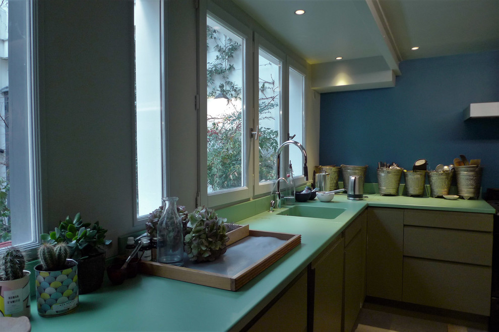Imagen de cocinas en L actual grande abierta con fregadero de un seno, salpicadero gris y encimeras verdes