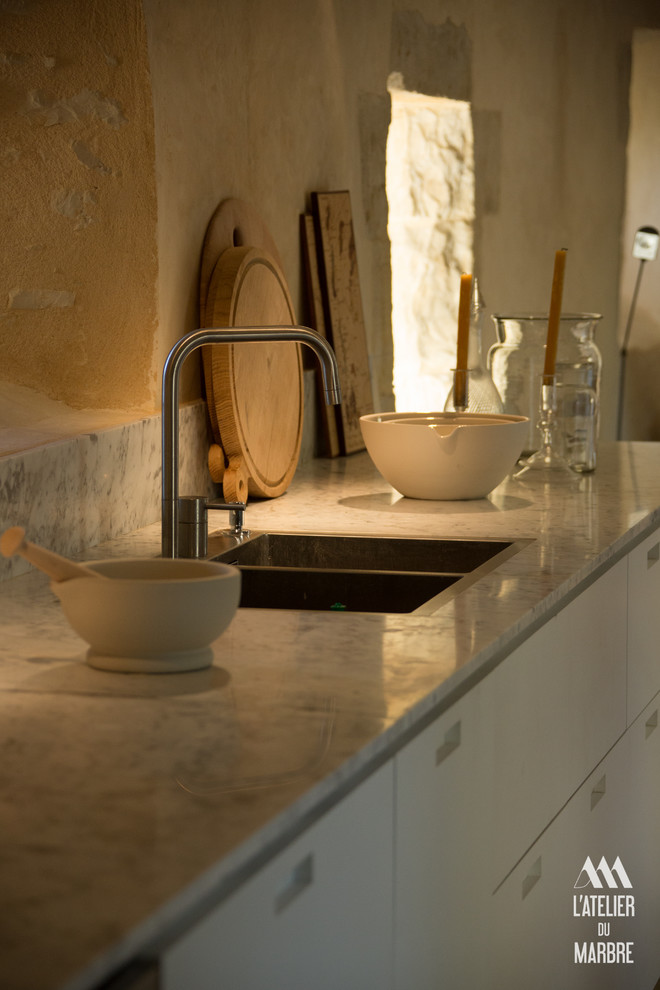 Inspiration för avskilda medelhavsstil linjära kök, med marmorbänkskiva